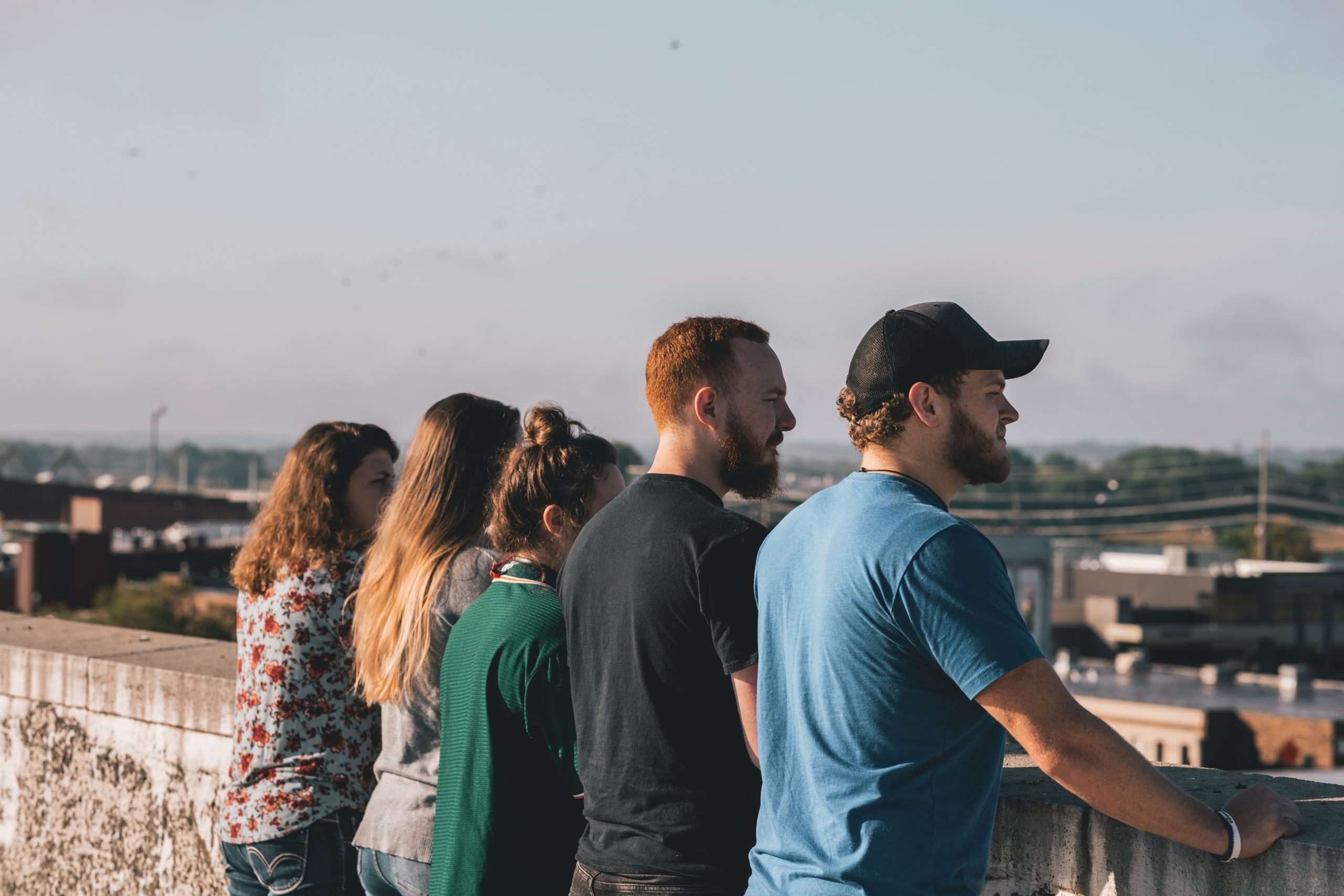 Junge Menschen genießen die Aussicht und machen sich dabei Gedanken über Themen wie Vorsorgevollmacht, Patientenverfügung und Betreuungsverfügung.