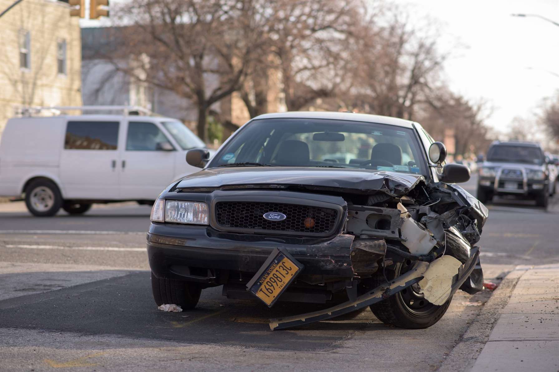 Beschädigtes Auto (Ford) nach einem Unfall. Unser Anwalt für Verkehrsrecht aus Fürth hilft Ihnen auch bei Unfällen in Nürnberg, Erlangen, Schwabach und darüber hinaus.