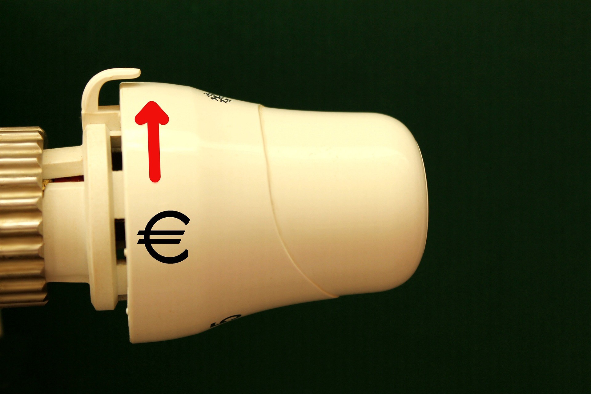 Euro-Zeichen und Pfeil auf einem Thermostat: Symbol für steigende Heizkosten in der Nebenkostenabrechnung.