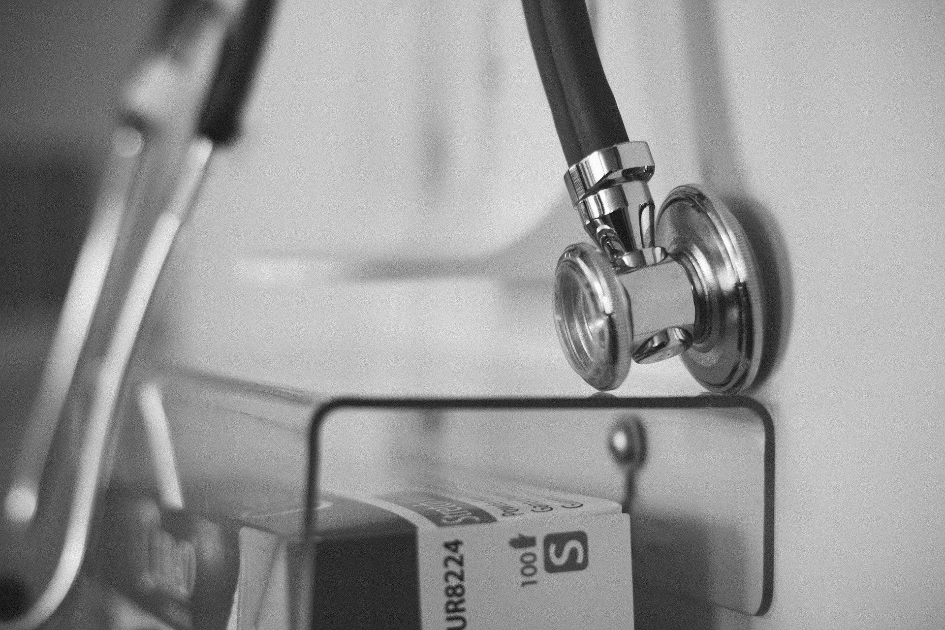 Stethoskop in einem Krankenhaus: Wenn jetzt die Krankenversicherung nicht zahlt, wird es teuer.