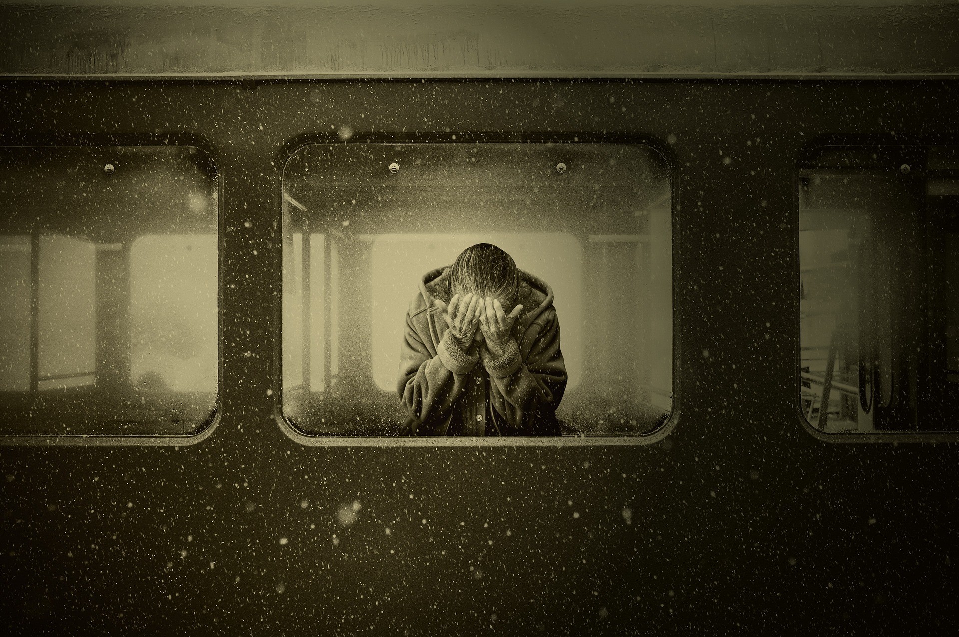 Verzweifelte Witwe in einem Zug. Das Berliner Testament kann schwere finanzielle Nachteile haben.