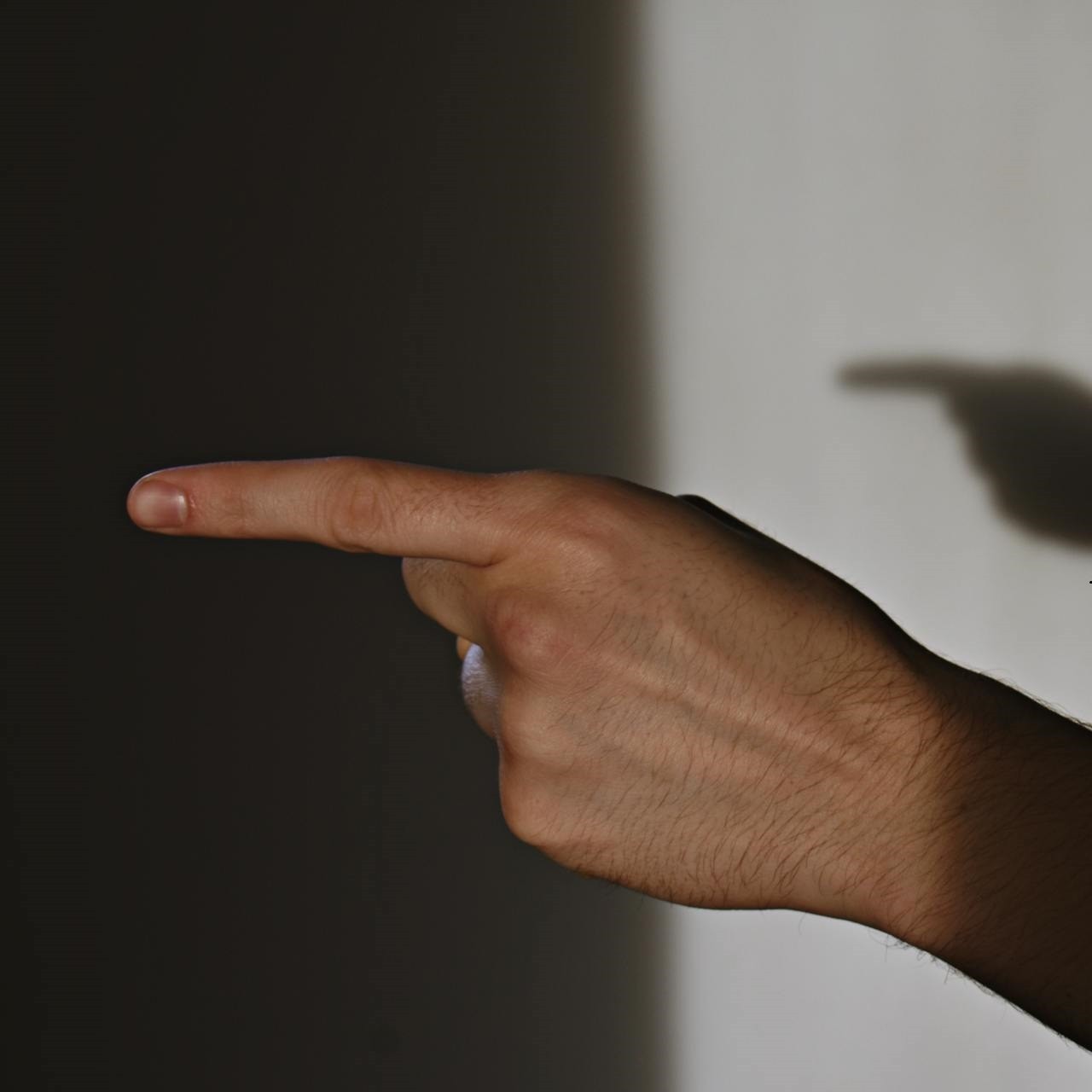 Bei einer fristlosen Kündigung der Wohnung weist ein Vermieter mit dem Zeigefinger den Weg zur Tür, um von seinem Sonderkündigungsrecht Gebrauch zu machen.