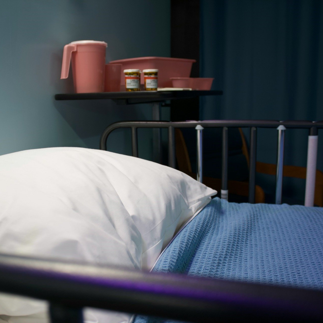 Ein solches Pflegebett im Pflegeheim kann teuer sein. Das gilt erst recht, wenn der Pflegegrad abgelehnt wurde.