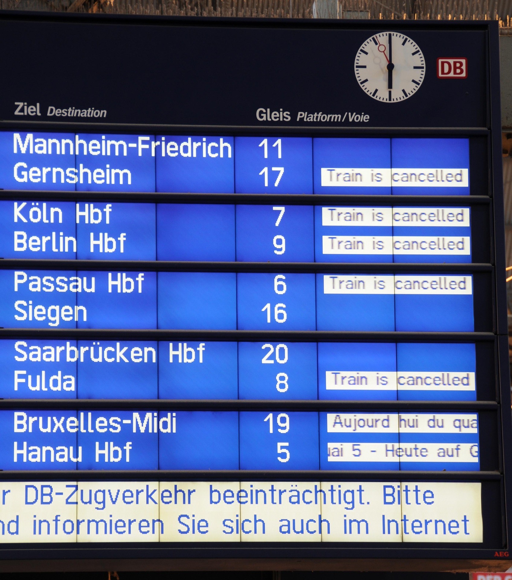 Anzeigetafel mit ausgefallenen Zügen. Häufen sich Verspätungen, kann eine Abmahnung wegen zu spät kommen und sogar die Kündigung drohen.