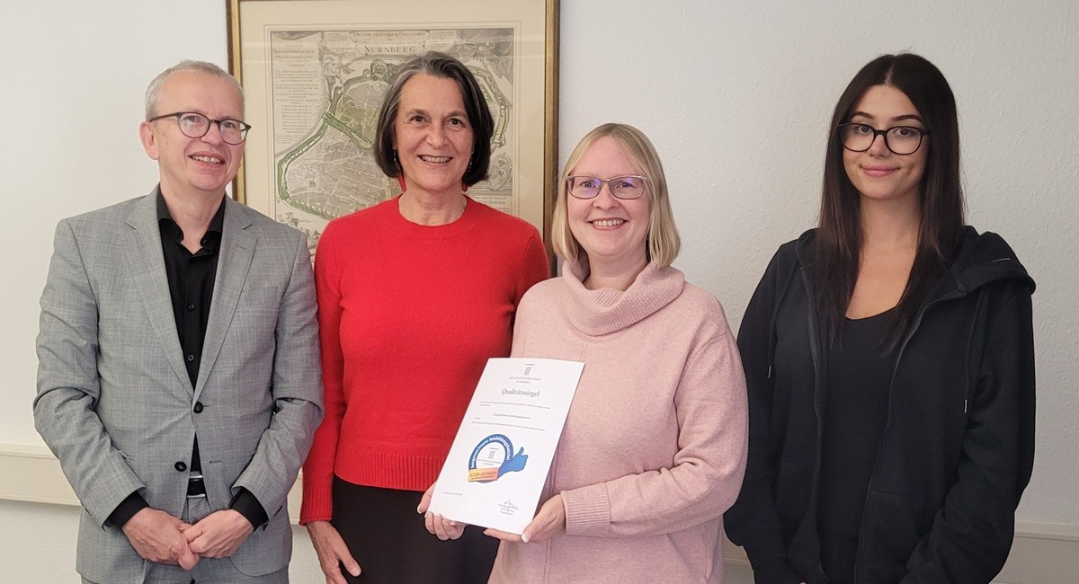 Verleihung des Qualitätssiegels "Azubi-geprüft": Rechtsanwalt Stefan Wolf, RAK Nürnberg; Rechtsanwältin Dr. Gabriele Sonntag; Rechtsanwaltsfachangestellte/Ausbildungscoach Manuela Näck; Auszubildende zur Rechtsanwaltsfachangestellten Hande Baysal (von links nach rechts)